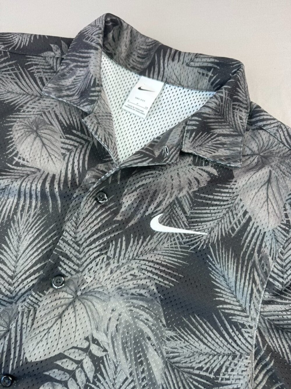 Nike Men's S Short Sleeve Button Up Shirt Floral Black Grey Preppy Comfy Casual
